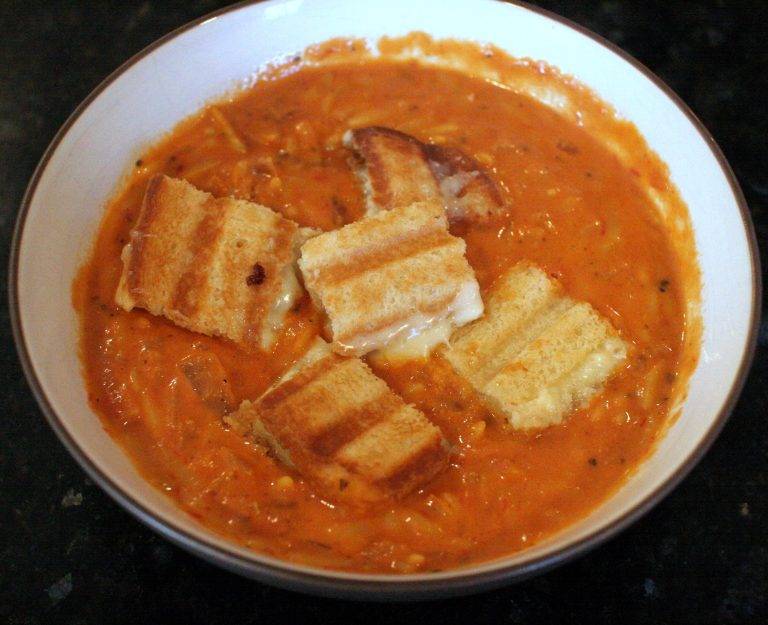 Easy Tomato Soup & Grilled Cheese Croutons